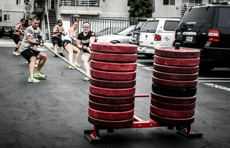 Como Montar tu propio Gimnasio de Crossfit en casa 6 CrossFit-rope-battle